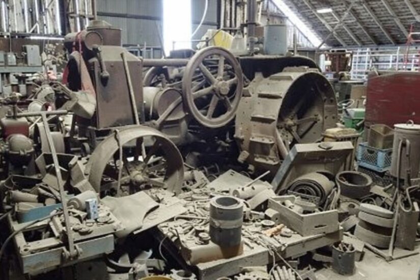 Övergiven industrilokal fylld med dammiga, gamla maskindelar och utrustning.